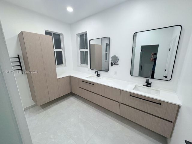 11400 NW 75th Ter, Doral, FL 33178