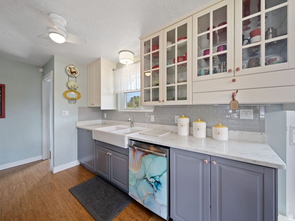 Image 15 of property listing at 5597 S HILLSIDE DR, Murray, UT 84107