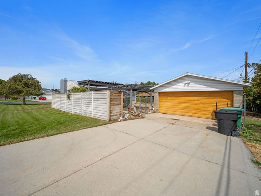 Image 3 of property listing at 5597 S HILLSIDE DR, Murray, UT 84107