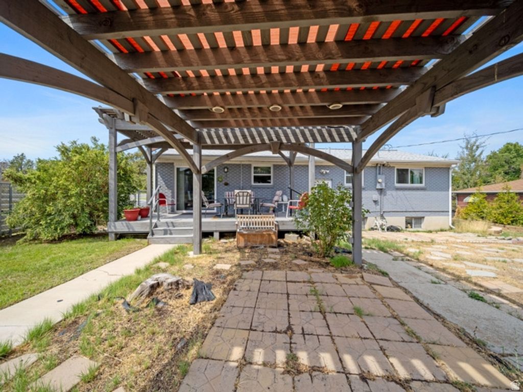Image 9 of property listing at 5597 S HILLSIDE DR, Murray, UT 84107