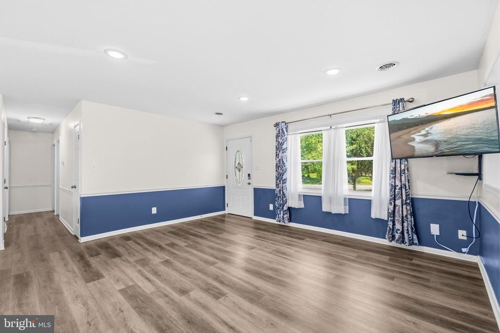 Image 10 of property listing at 12712 GROSSTOWN RD, Hughesville, MD 20637
