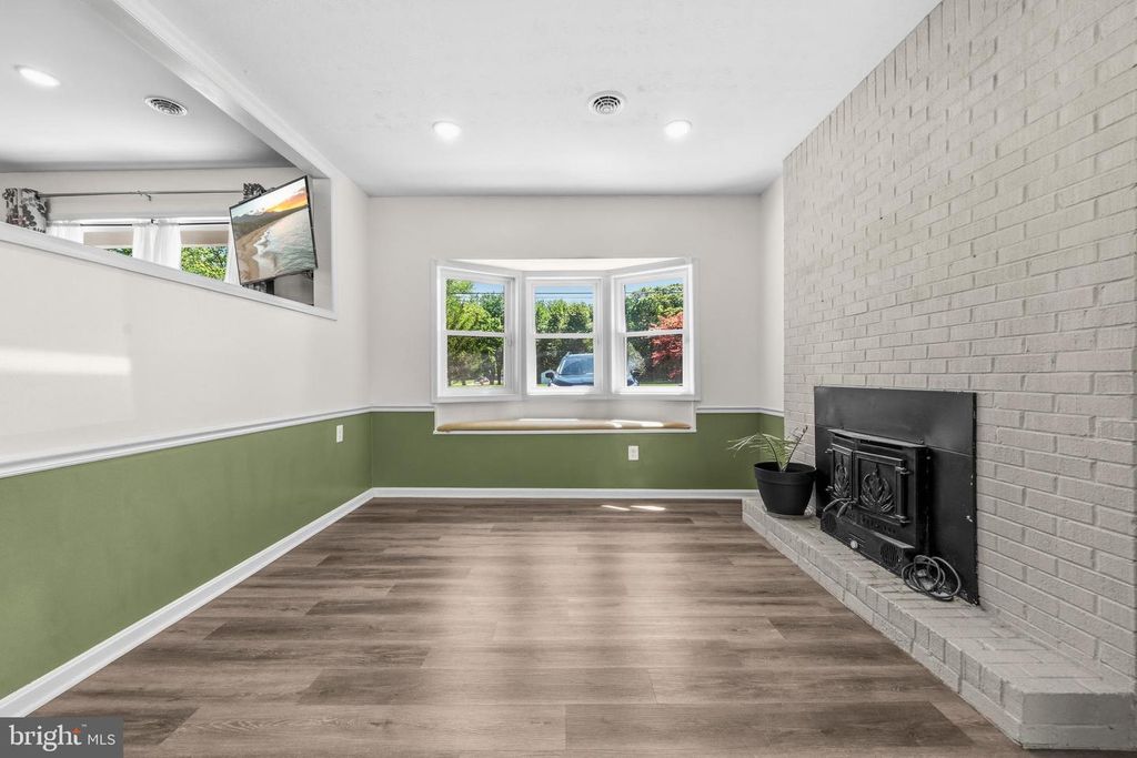 Image 19 of property listing at 12712 GROSSTOWN RD, Hughesville, MD 20637