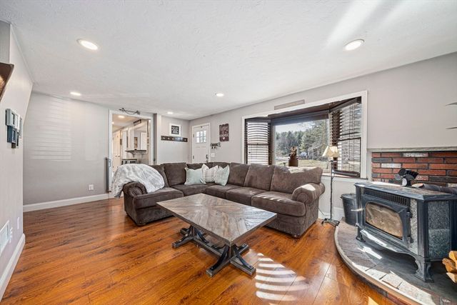 11 Worcester St, Taunton, MA 02780