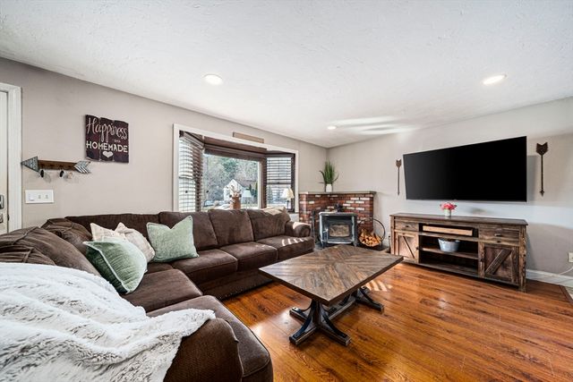 11 Worcester St, Taunton, MA 02780