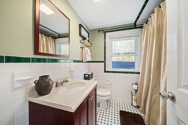 11 Worcester St, Taunton, MA 02780