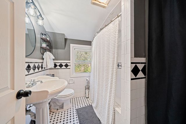 11 Worcester St, Taunton, MA 02780