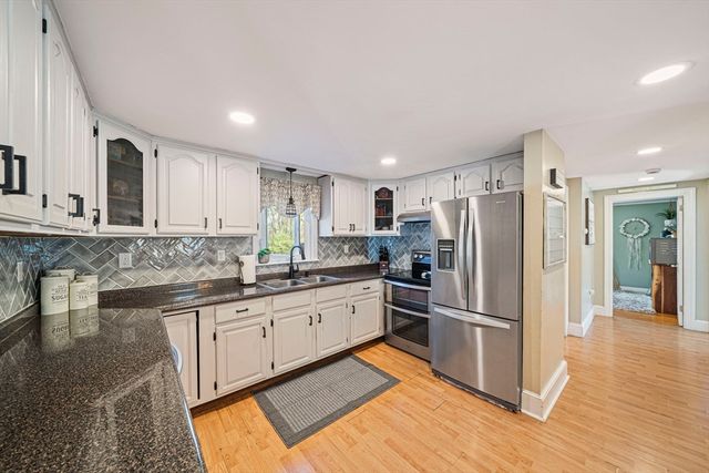 11 Worcester St, Taunton, MA 02780