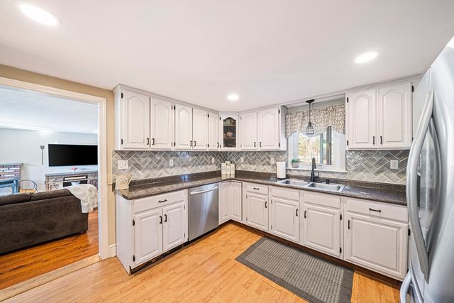 11 Worcester St, Taunton, MA 02780