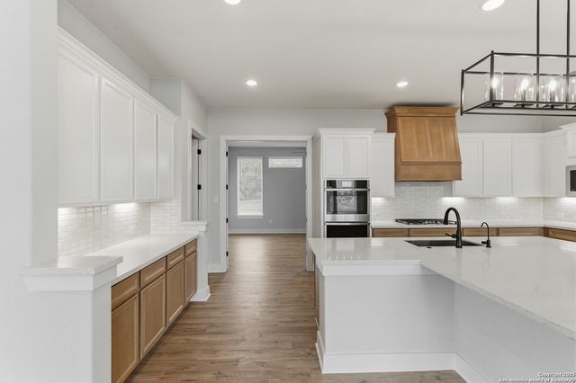 530 Poe Parkway, Castroville, TX 78009