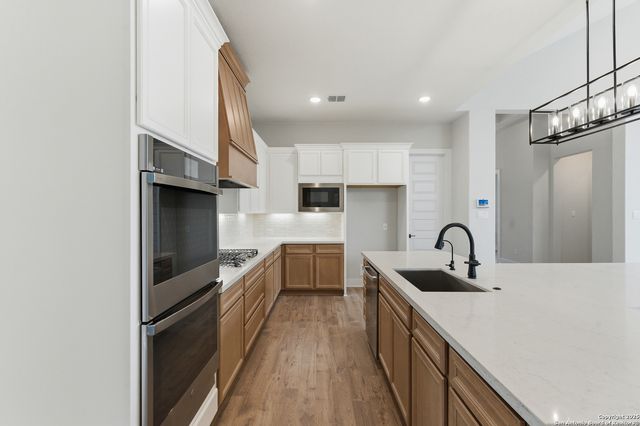 530 Poe Parkway, Castroville, TX 78009