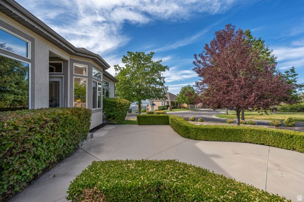 Image 4 of property listing at 14133 S SPYGLASS HILL DR, Draper, UT 84020