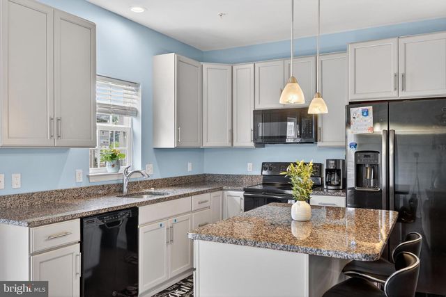 2271 RISING HILL RD, Whitehall, PA 18052