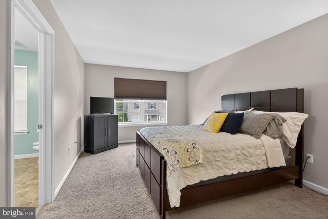 2271 RISING HILL RD, Whitehall, PA 18052