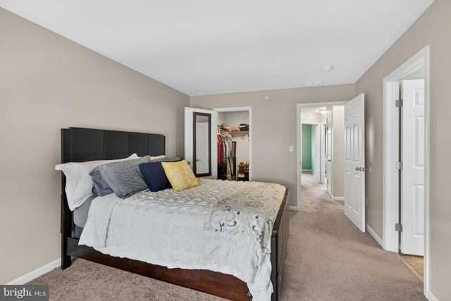 2271 RISING HILL RD, Whitehall, PA 18052