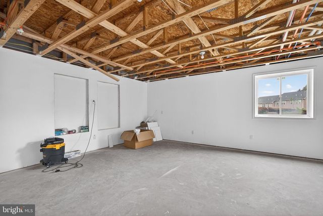 2271 RISING HILL RD, Whitehall, PA 18052