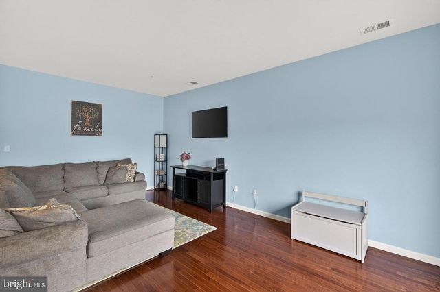2271 RISING HILL RD, Whitehall, PA 18052
