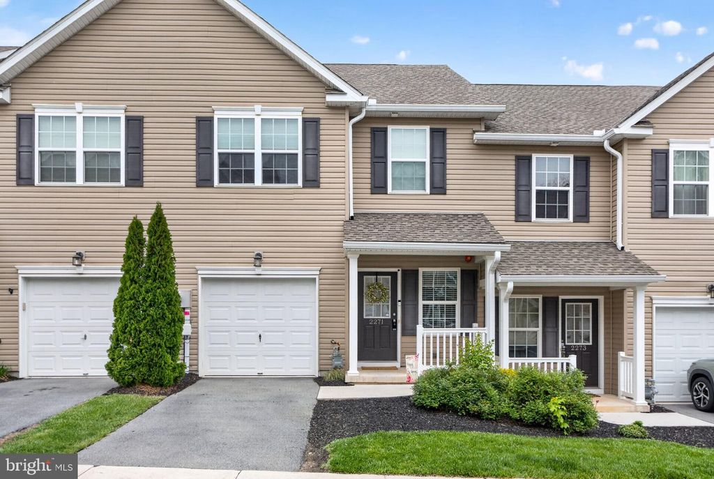 2271 RISING HILL RD, Whitehall, PA 18052