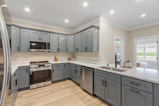 10100 S Willow St Unit 211, Manchester, NH 03103