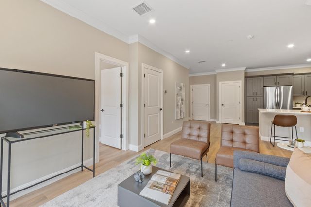 10100 S Willow St Unit 211, Manchester, NH 03103