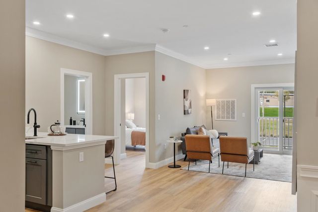 10100 S Willow St Unit 211, Manchester, NH 03103