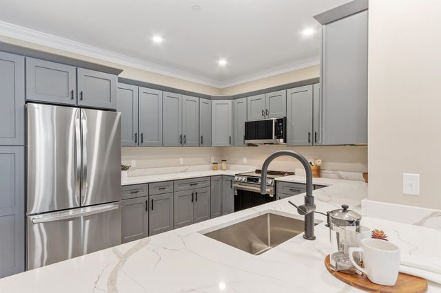 10100 S Willow St Unit 211, Manchester, NH 03103