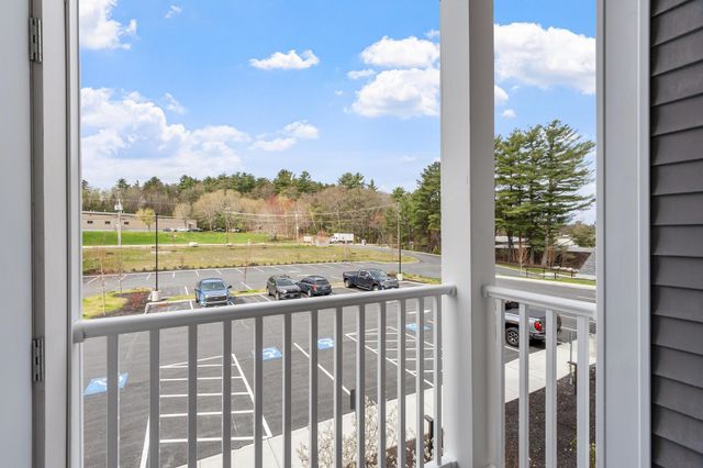 10100 S Willow St Unit 211, Manchester, NH 03103