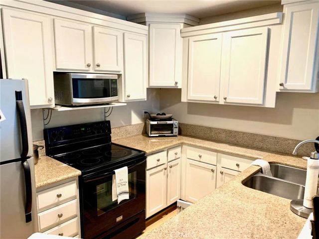 620 The Village 107, Redondo Beach, CA 90277