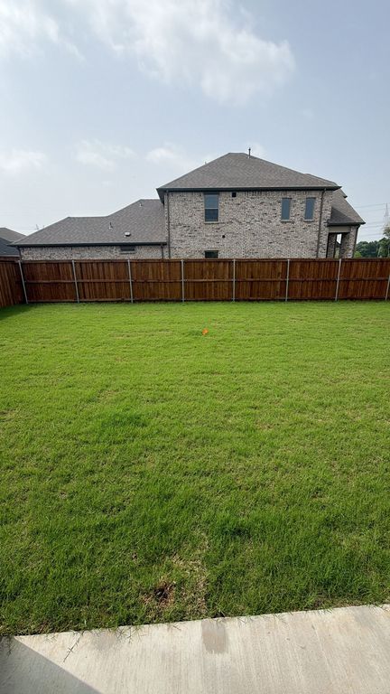 876 Sunflower Road, Lavon, TX 75166
