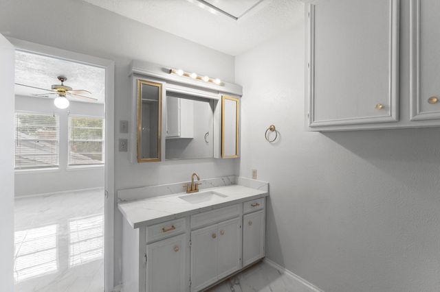 606 Pinebrook Lane, Baytown, TX 77521