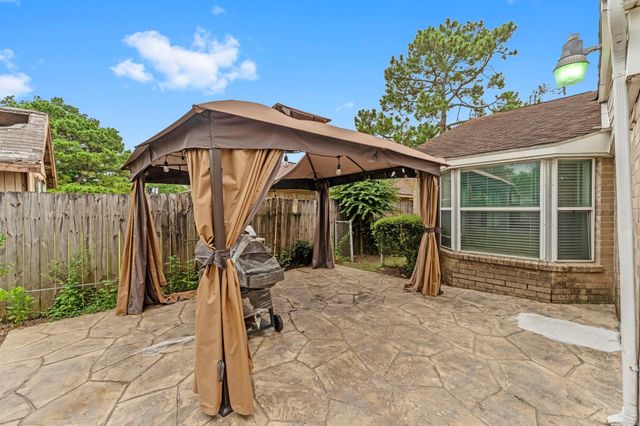 606 Pinebrook Lane, Baytown, TX 77521