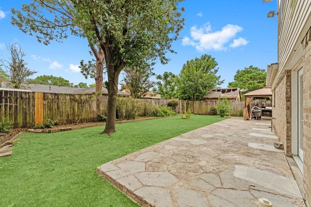606 Pinebrook Lane, Baytown, TX 77521
