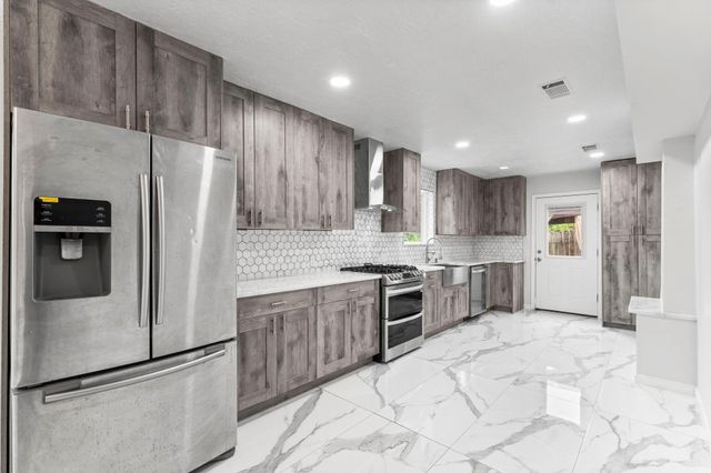 606 Pinebrook Lane, Baytown, TX 77521