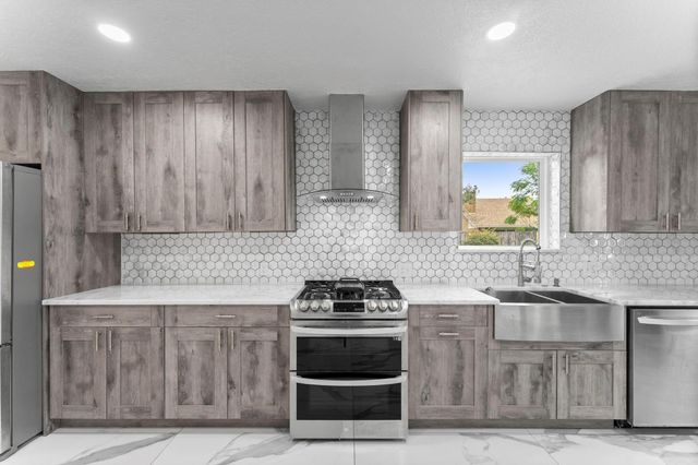 606 Pinebrook Lane, Baytown, TX 77521
