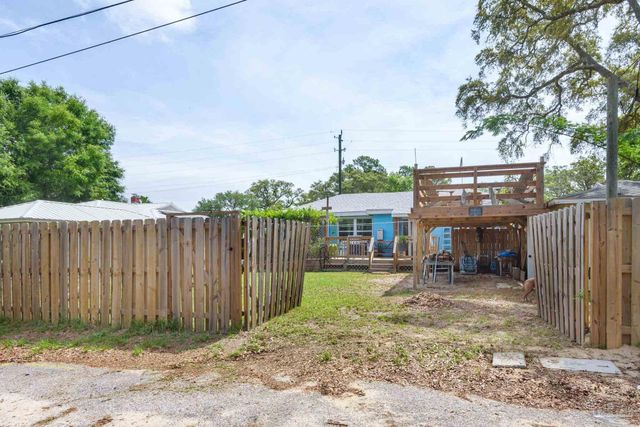 424 Gibbs Rd, Pensacola, FL 32507