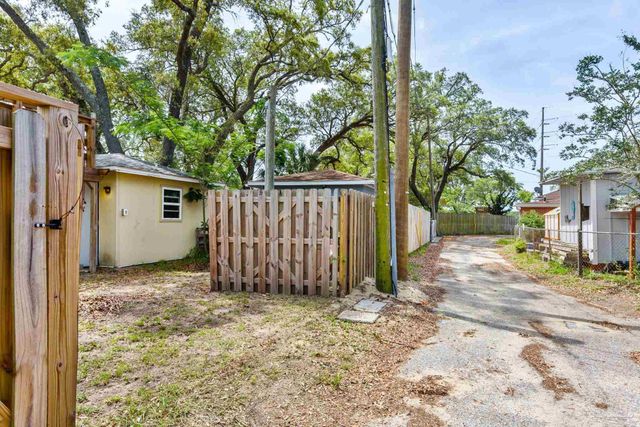 424 Gibbs Rd, Pensacola, FL 32507
