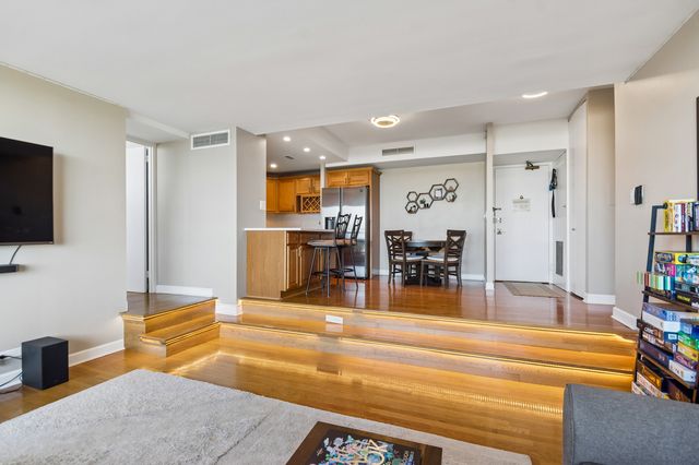 3200 N Lake Shore Drive 710, Chicago, IL 60657
