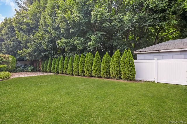 6 Center Street 20, Hicksville, NY 11801