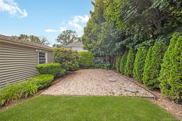 6 Center Street 20, Hicksville, NY 11801