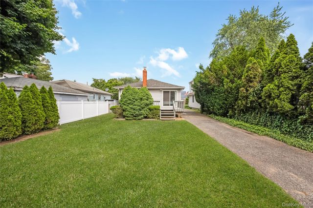 6 Center Street 20, Hicksville, NY 11801