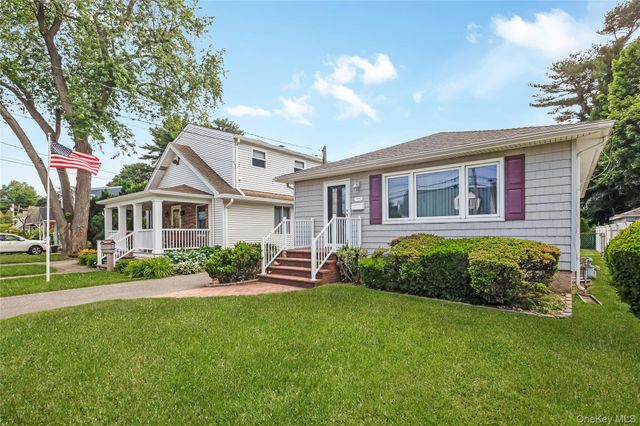 6 Center Street 20, Hicksville, NY 11801