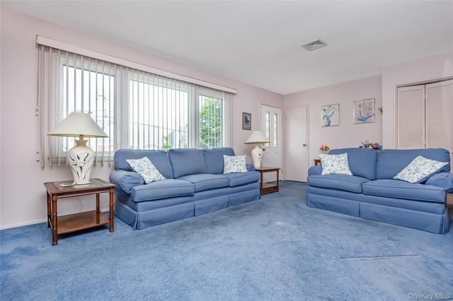 6 Center Street 20, Hicksville, NY 11801