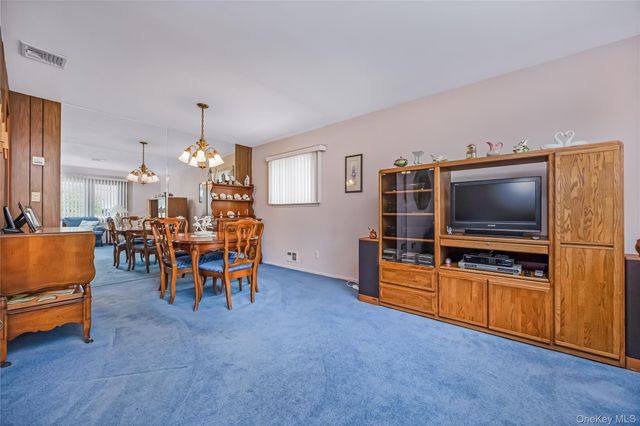 6 Center Street 20, Hicksville, NY 11801