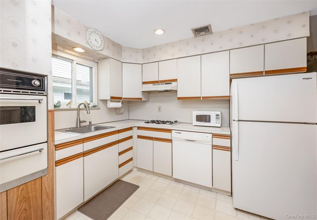 6 Center Street 20, Hicksville, NY 11801