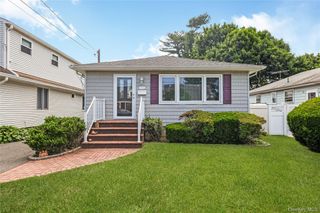 6 Center Street 20, Hicksville, NY 11801