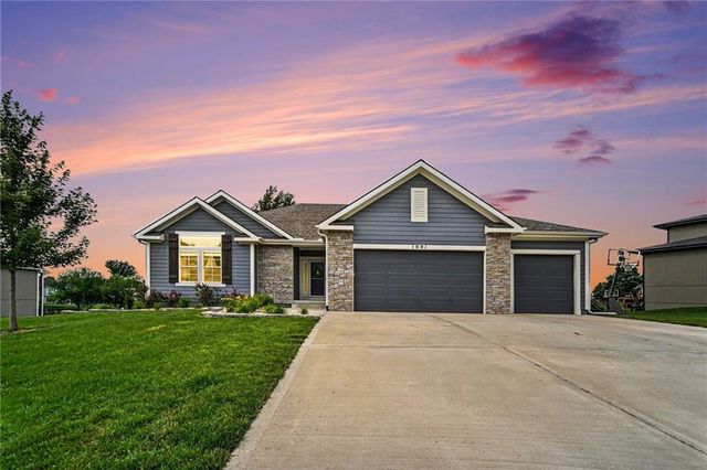 1001 Meadowbrook Drive, Kearney, MO 64060