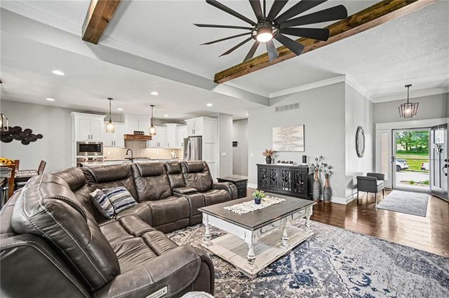 1001 Meadowbrook Drive, Kearney, MO 64060