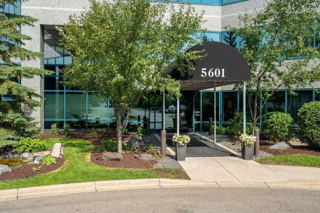 5601 Smetana Drive 213, Hopkins, MN 55343