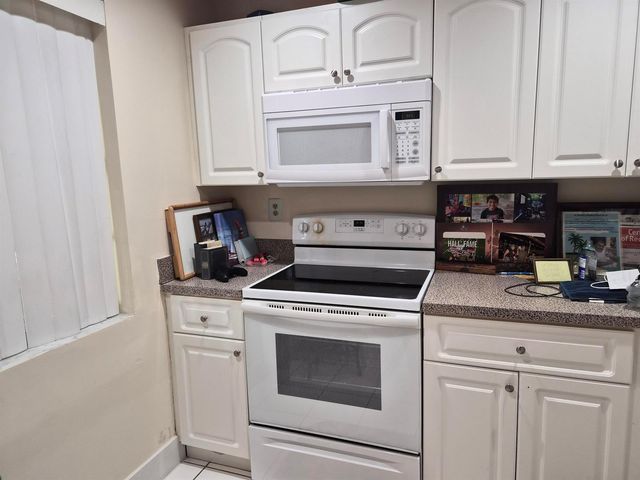 3121 NW 47TH Terrace 107, Lauderdale Lakes, FL 33319