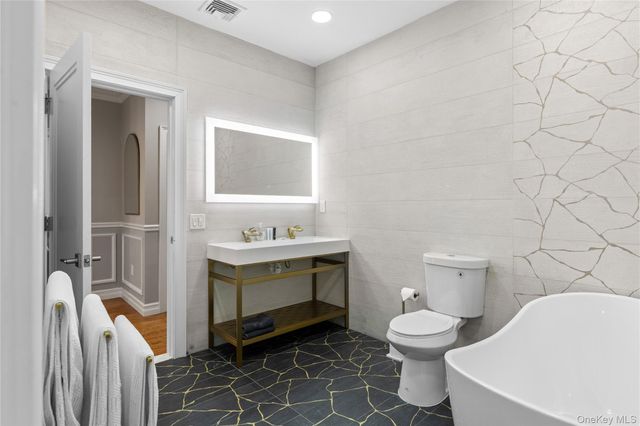 717 W Montauk Highway, Bay Shore, NY 11706