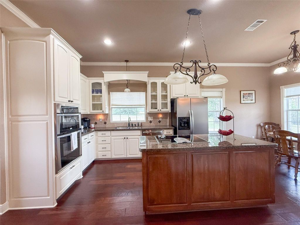 1611 W Fm 696, Lexington, TX 78947